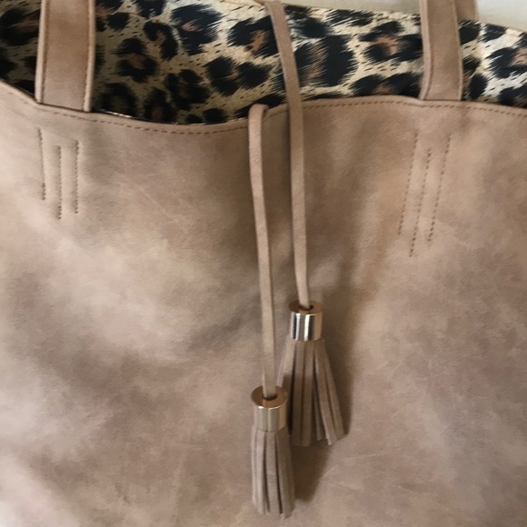 FASHION ESSENTIALS Distressed Tote - Picture 6 of 8